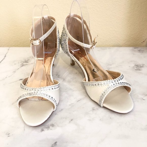 XYD Shoes - SOLD❤️ Size 8 Cream White Glitter Gem Sandal